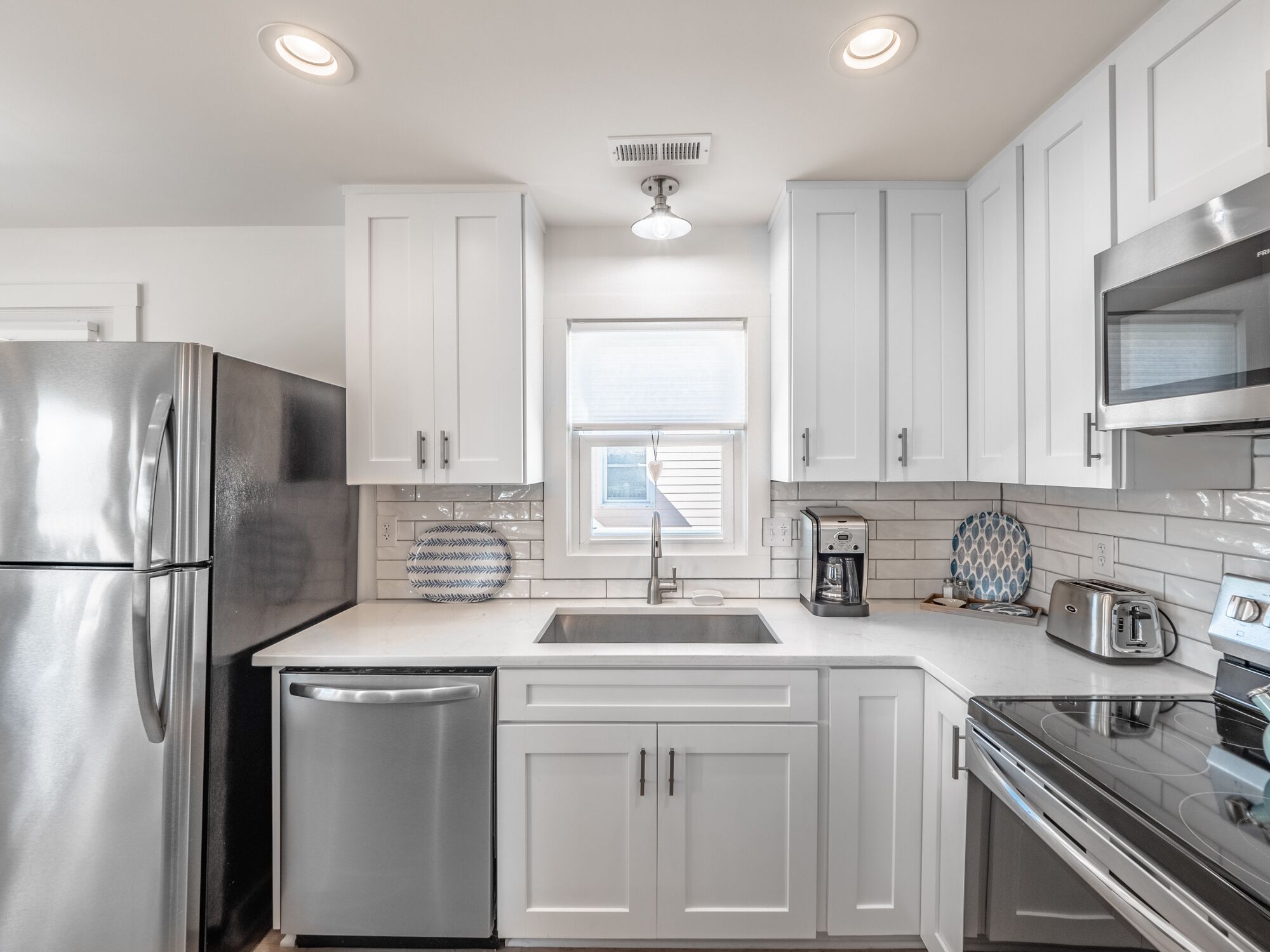 Pomelo: 3BR + Den, 3 Baths, Sleeps 9 - ocean view, close to beach!