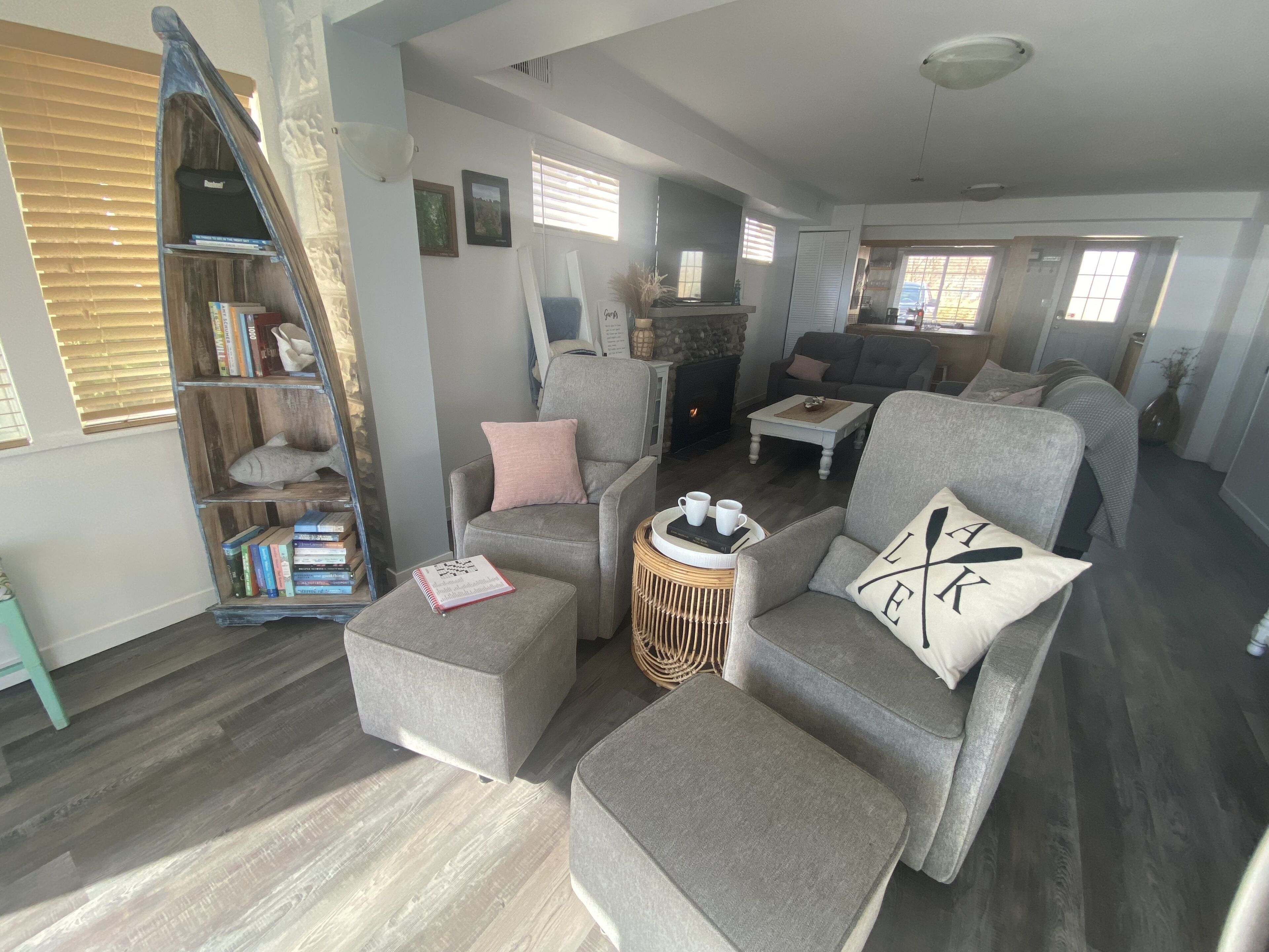 Relaxing lakefront cottage near wine country