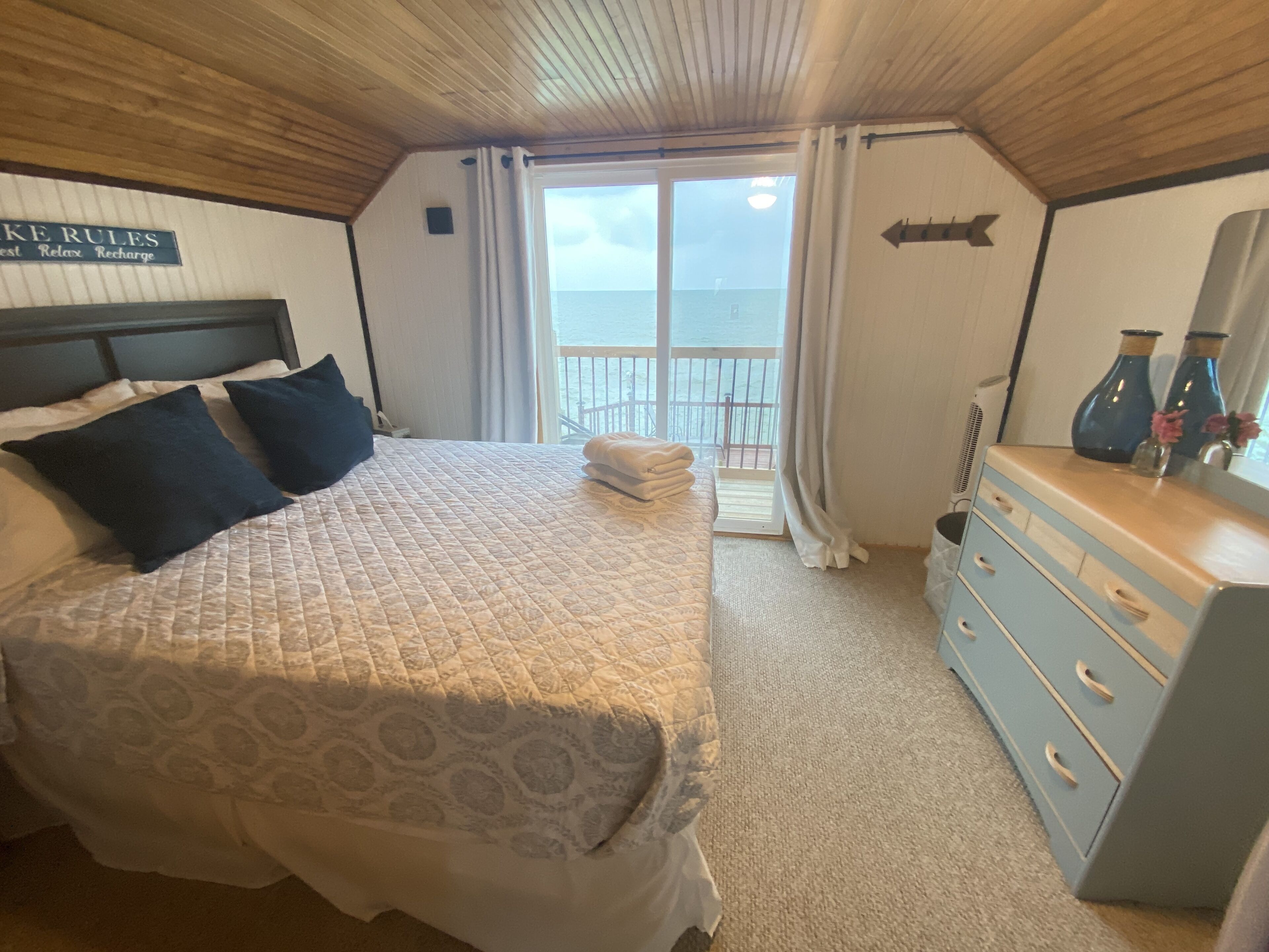 Relaxing lakefront cottage near wine country