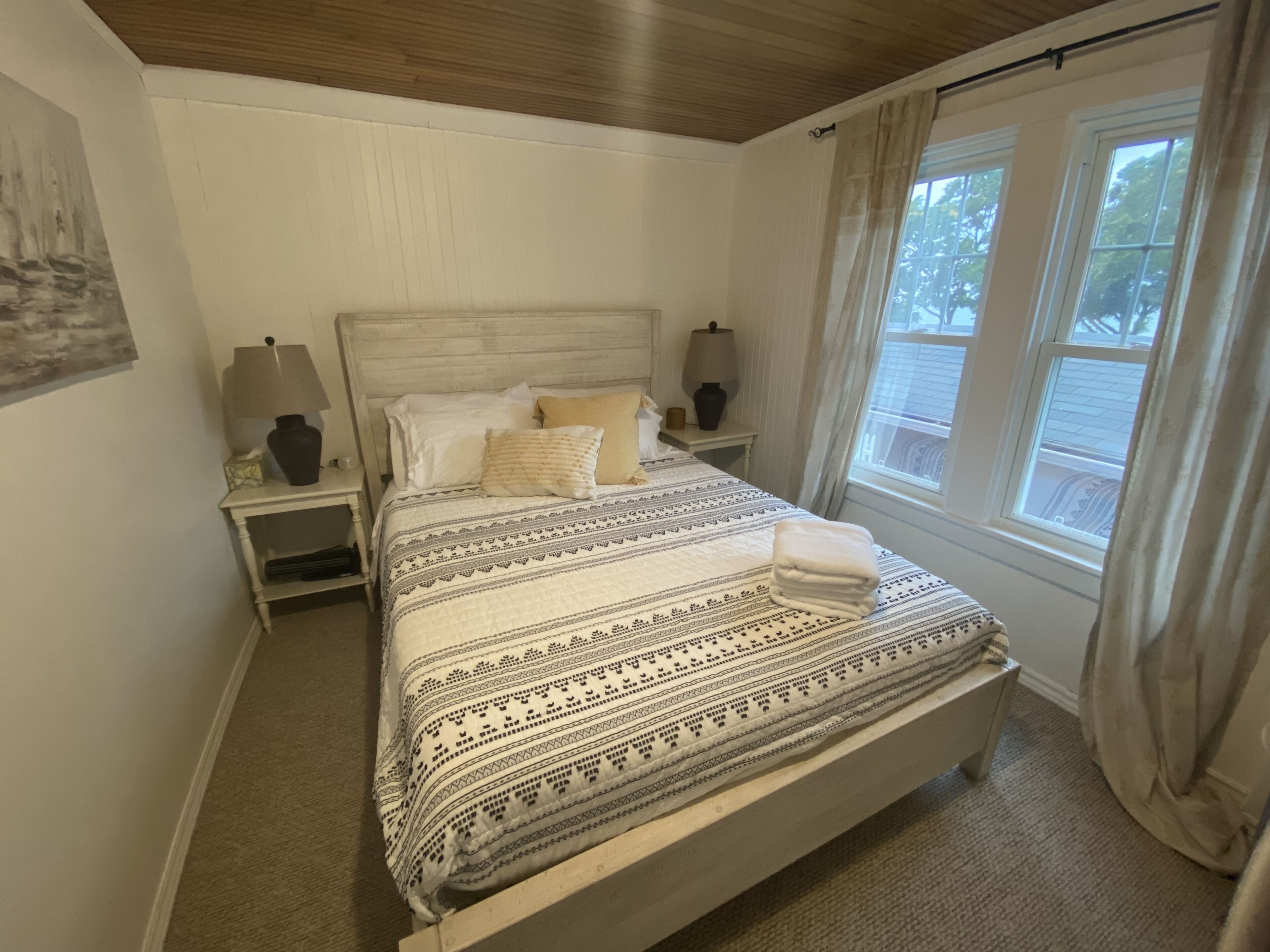 Relaxing lakefront cottage near wine country