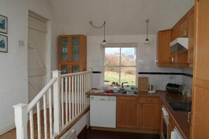 Private kitchen - Beautiful thatched cottage. Walk to the beach and village (Claddaghduff)