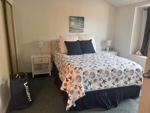 2 quartos, ferros/tábuas de passar roupa, berço de viagem