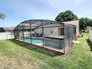 Piscine couverte, piscine extérieure