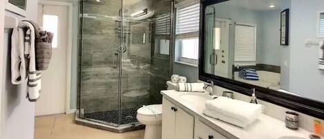 Combined shower/bathtub, jetted bath, hair dryer, towels