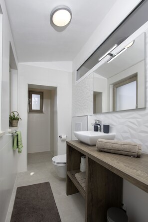 Shower, hair dryer, towels, soap - Sunsplash  - Studio with balcony (Pula)