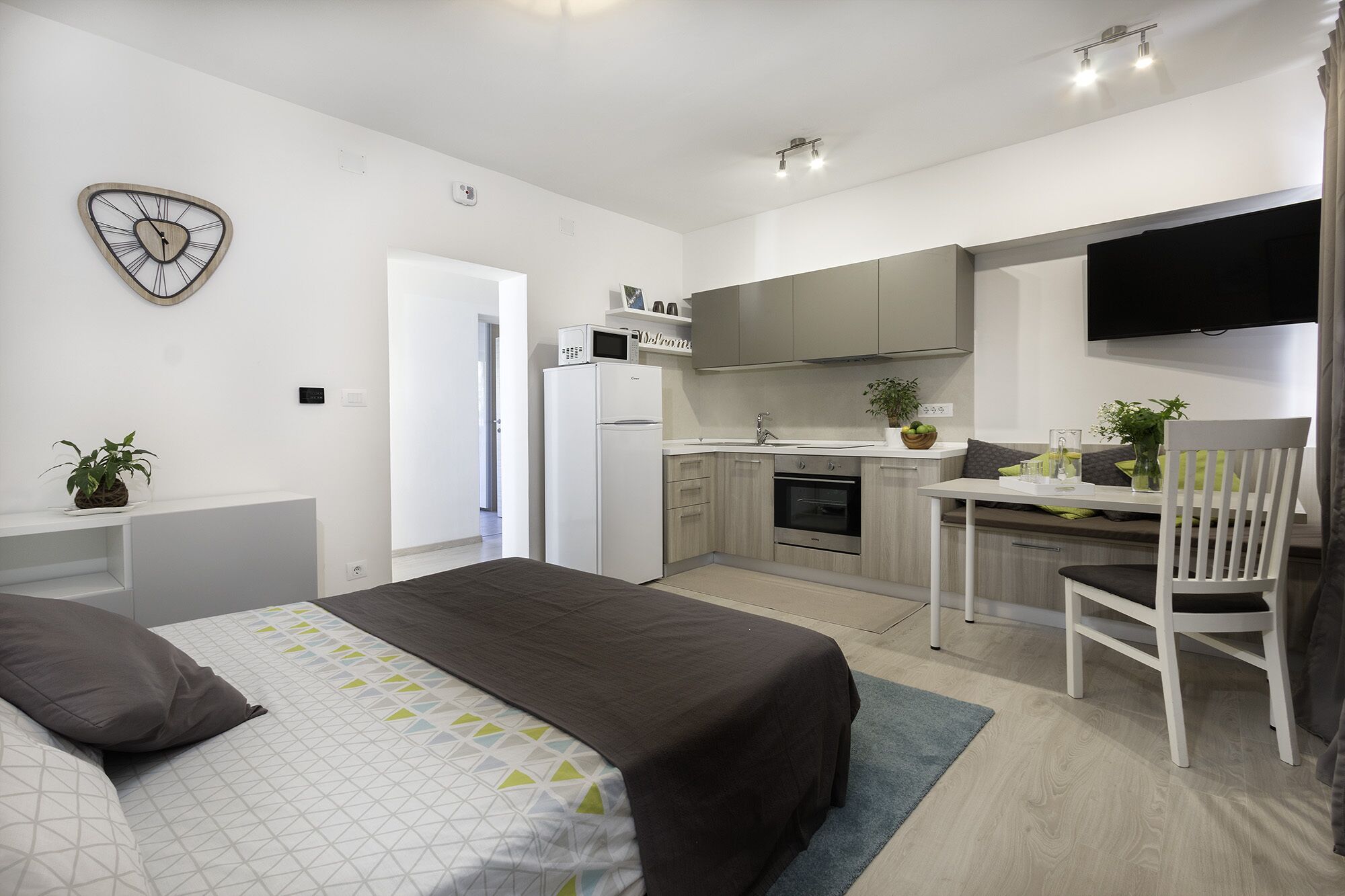 Iron/ironing board, travel cot, free WiFi, bed sheets