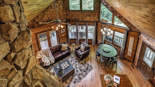 "A Point of View" - Cozy Cabin. Long Range View. All paved roads.