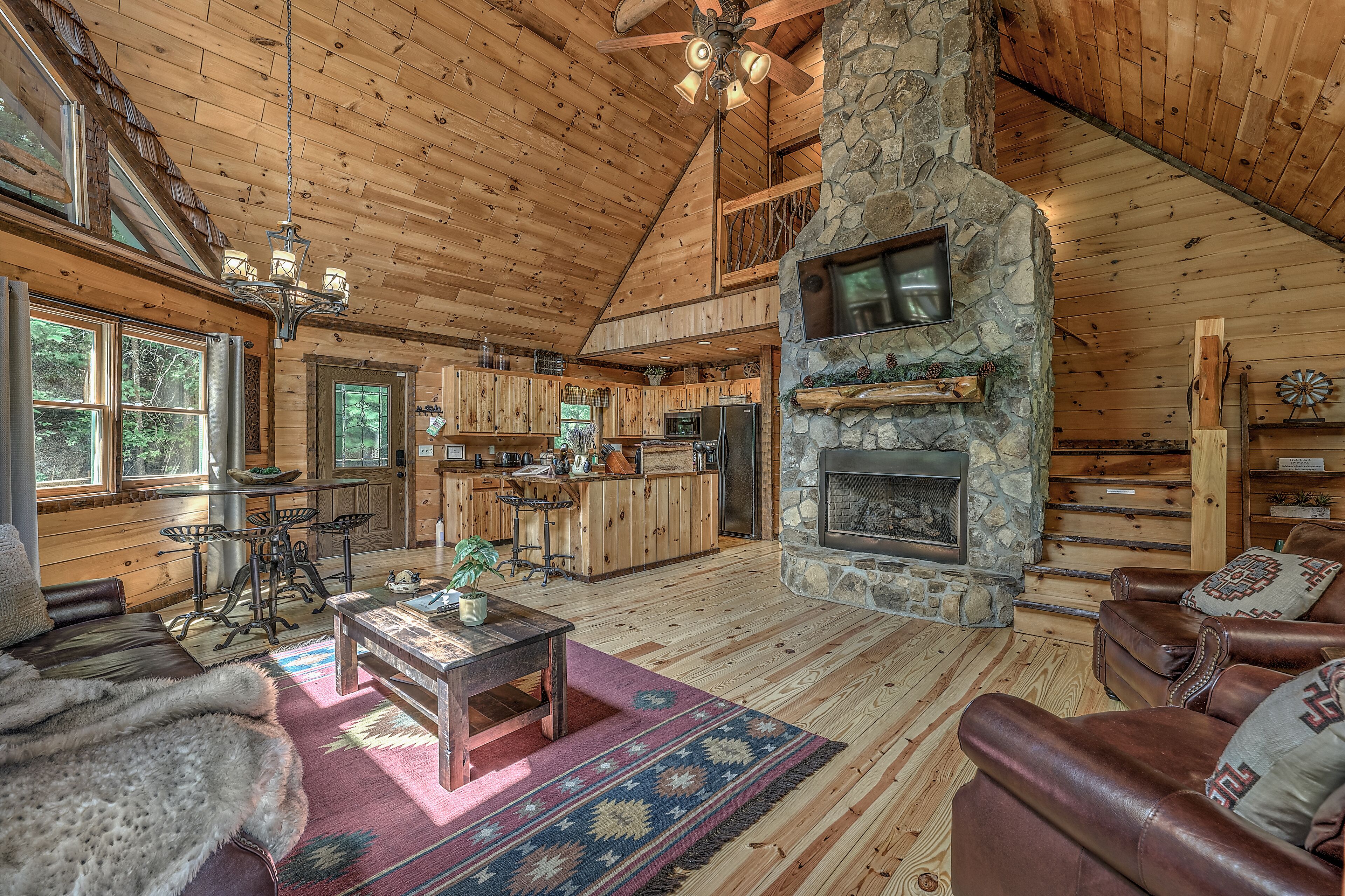 "A Point of View" - Cozy Cabin. Long Range View. All paved roads.