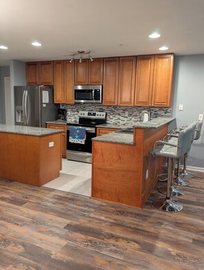 Réfrigérateur, four à micro-ondes, un four, surface de cuisson