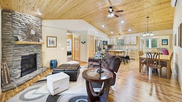 Téléviseur connecté, foyer, lecteur de DVD, livres