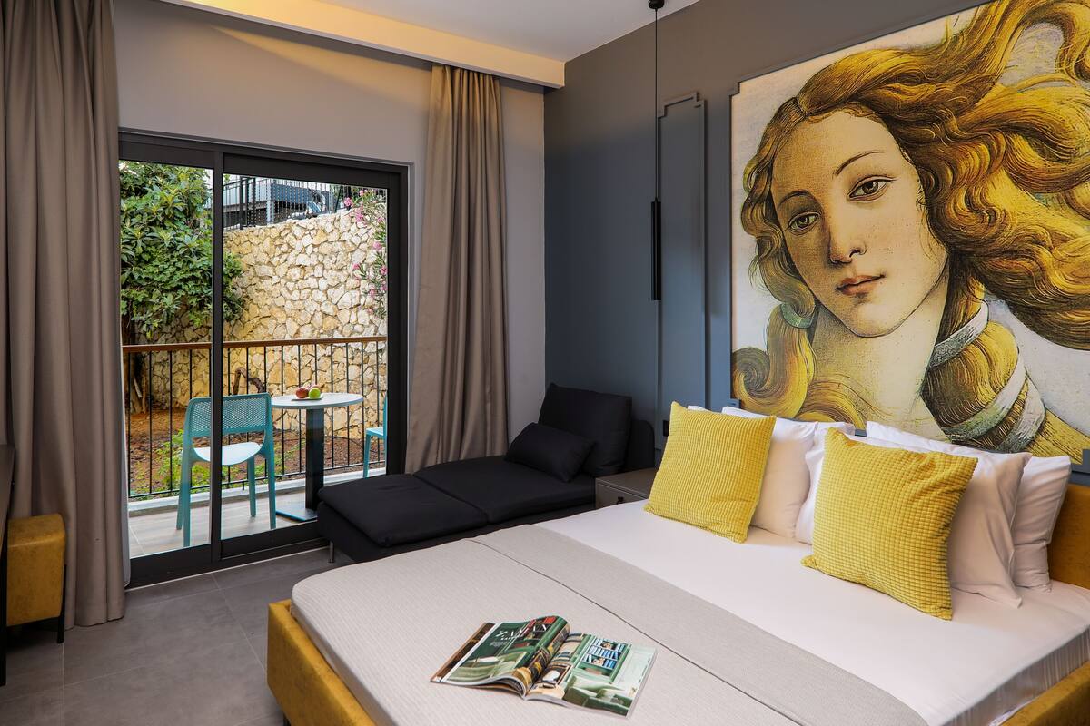 Quarto casal superior, vista para o jardim, no piso térreo | Cofres nos quartos, cortinas blackout, quartos à prova de som