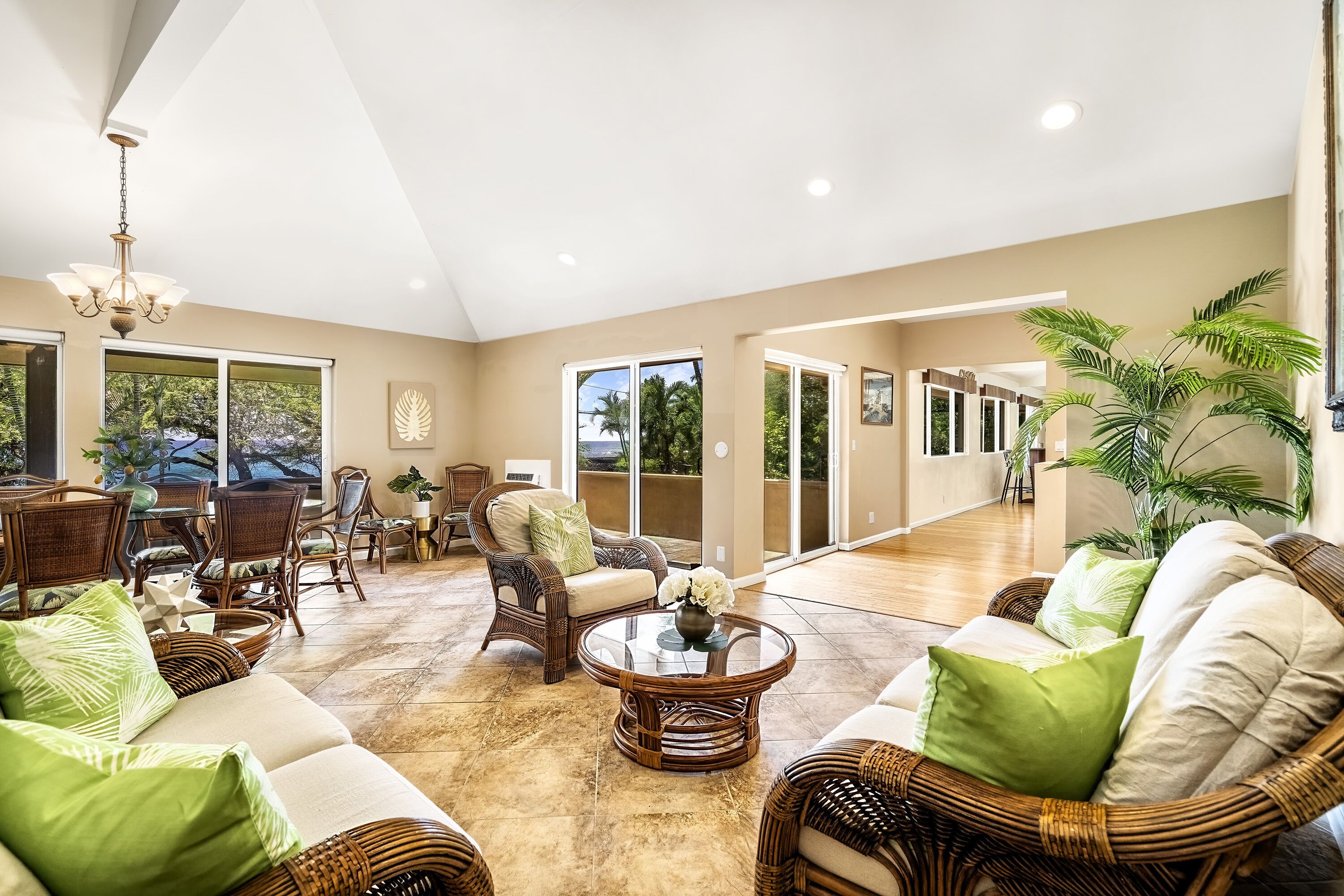 Ocean View Surfer's Paradise on the Famous Lymans Bay w/Hot Tub, Game Room