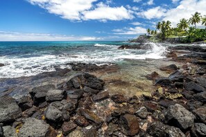 On the beach - Lymans Bay Hale:Ocean View Surfer's Paradise on Lymans Bay w/Hot Tub, Game Room (Kailua Kona)