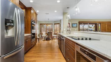 Een koelkast, een magnetron, een oven, een kookplaat