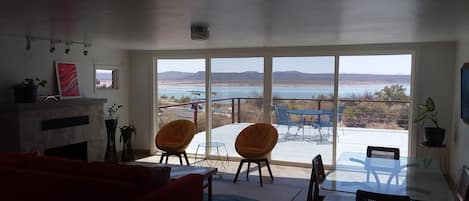 Televisión, reproductor de DVD, libros y biblioteca musical