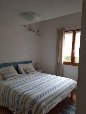2 chambres, coffre-fort, fer et planche à repasser, lit de bébé portatif