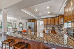 冷蔵庫、電子レンジ、オーブン、コンロ