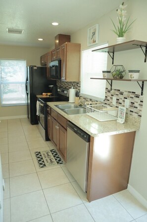 Fridge, microwave, oven, stovetop - Sleeps 3...Coastal Beach Theme Studio right off I-4, close to Downtown Lakeland. (Lakeland)