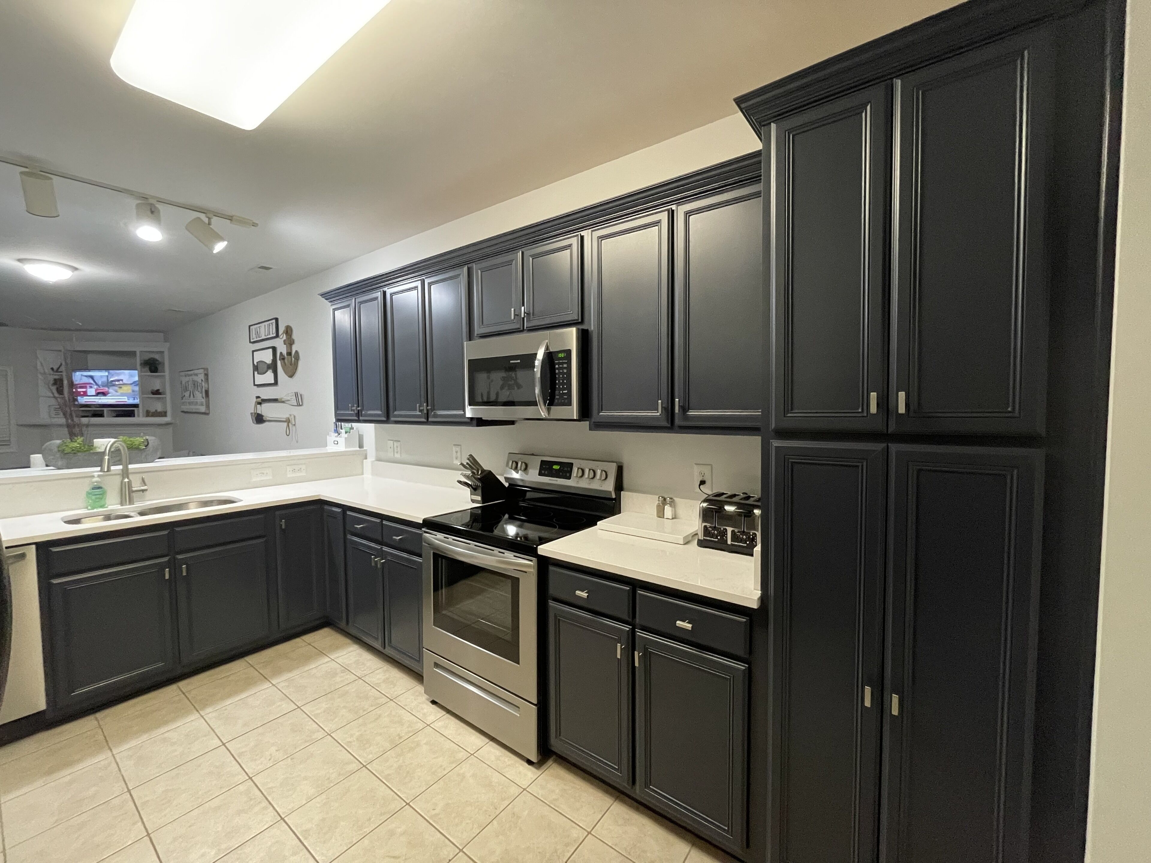 Lakefront, ground level…gorgeous views of the fall foliage on the lake!