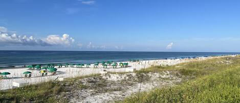 NĂ€ra stranden och solstolar