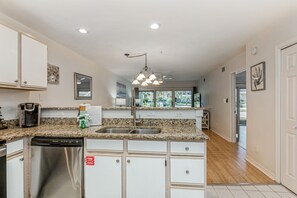 Fridge, microwave, oven, stovetop - NEW UPDATES!! 🏖 FREE BEACH SETUP- 2 Chairs & Umbrella (Miramar Beach)