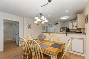 Dining - NEW UPDATES!! 🏖 FREE BEACH SETUP- 2 Chairs & Umbrella (Miramar Beach)