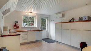 Interior - Maren's Hus - Three Bedroom House, Sleeps 5 (Henne)