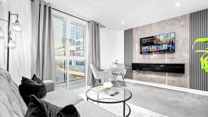Living area - Cozy Central Cutlass Suite w/ King Bed & Netflix (West Midlands)