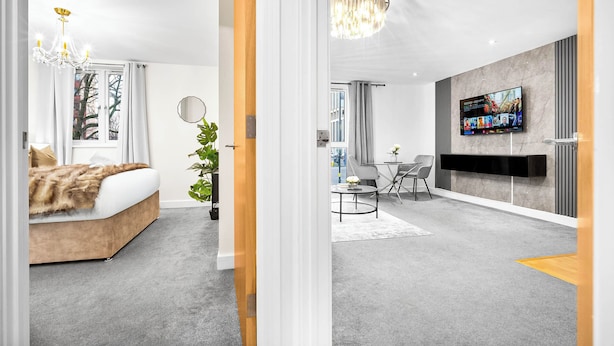 Room - Cozy Central Cutlass Suite w/ King Bed & Netflix (West Midlands)