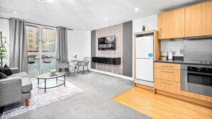 Private kitchen - Cozy Central Cutlass Suite w/ King Bed & Netflix (West Midlands)