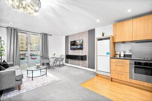 Private kitchen - Cozy Central Cutlass Suite w/ King Bed & Netflix (West Midlands)
