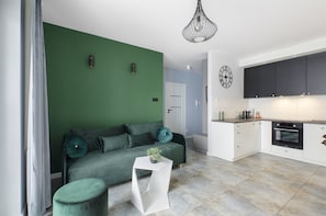 Lägenhet Comfort | Sängtillbehör av högsta kvalitet, skrivbord och mörkläggningsgardiner