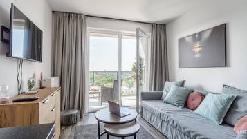 Comfort-huoneisto | 1 makuuhuone, ylelliset vuodevaatteet, työpöytä, pimennysverhot