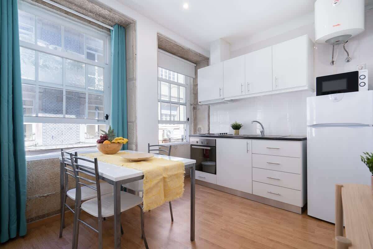 Kjøleskap, mikrobølgeovn, kokeplater og kaffetrakter/tekoker