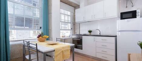 Kjøleskap, mikrobølgeovn, kokeplater og kaffetrakter/tekoker