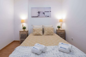 1 slaapkamer, een strijkplank/strijkijzer, wifi, beddengoed