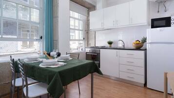 Geladeira, micro-ondas, cooktop, cafeteira/chaleira