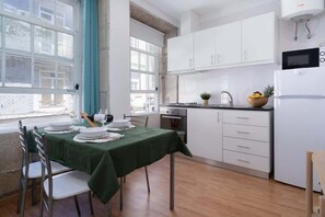 Geladeira, micro-ondas, cooktop, cafeteira/chaleira