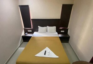 Premium bedding, rollaway beds, free WiFi, bed sheets - Hotel Lebanon INN (Tirupporur)