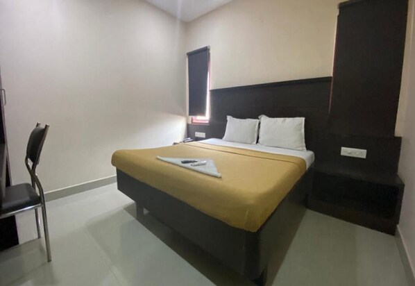 Premium bedding, rollaway beds, free WiFi, bed sheets - Hotel Lebanon INN (Tirupporur)