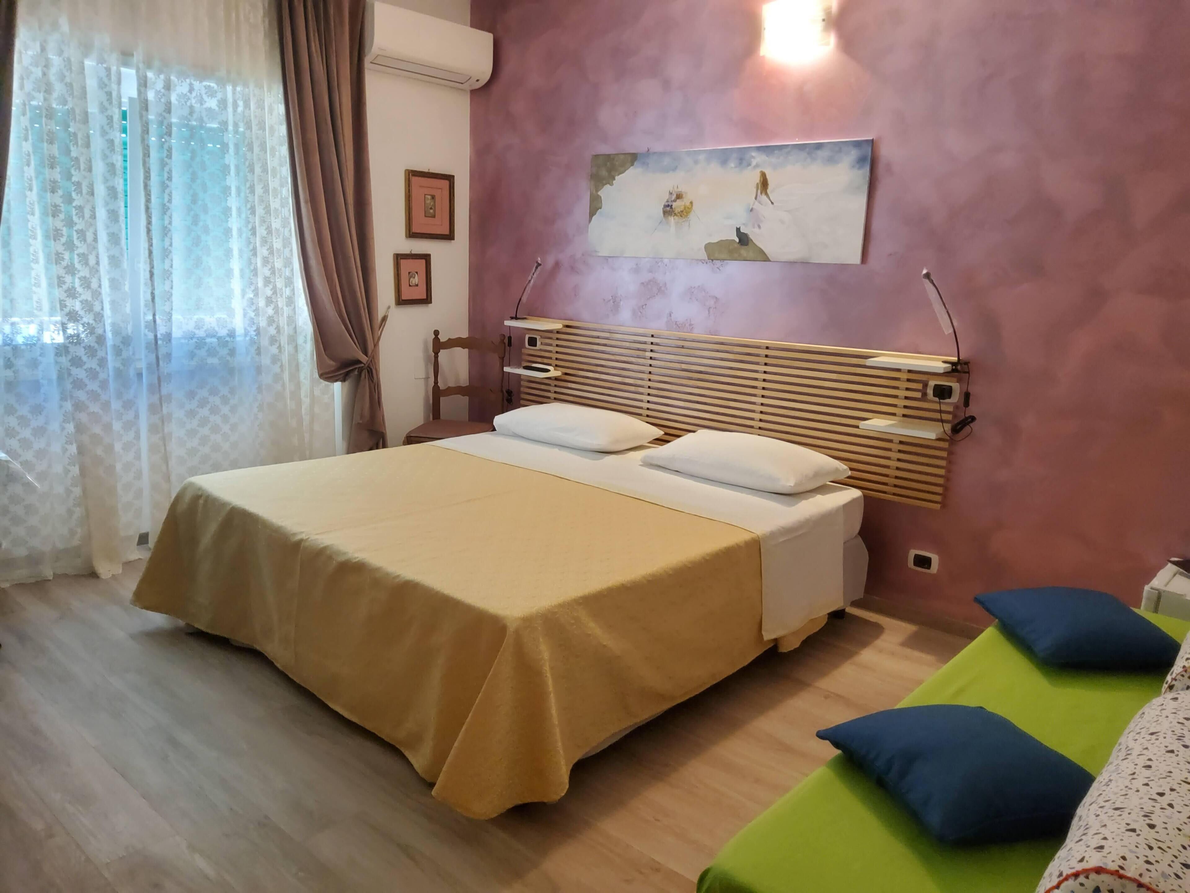 500 meters from the sea 50 meters from the railway station rooms with all comforts <br>Rosa