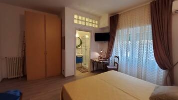 1 chambre, fer et planche Ă repasser, Wi-Fi gratuit, draps fournis