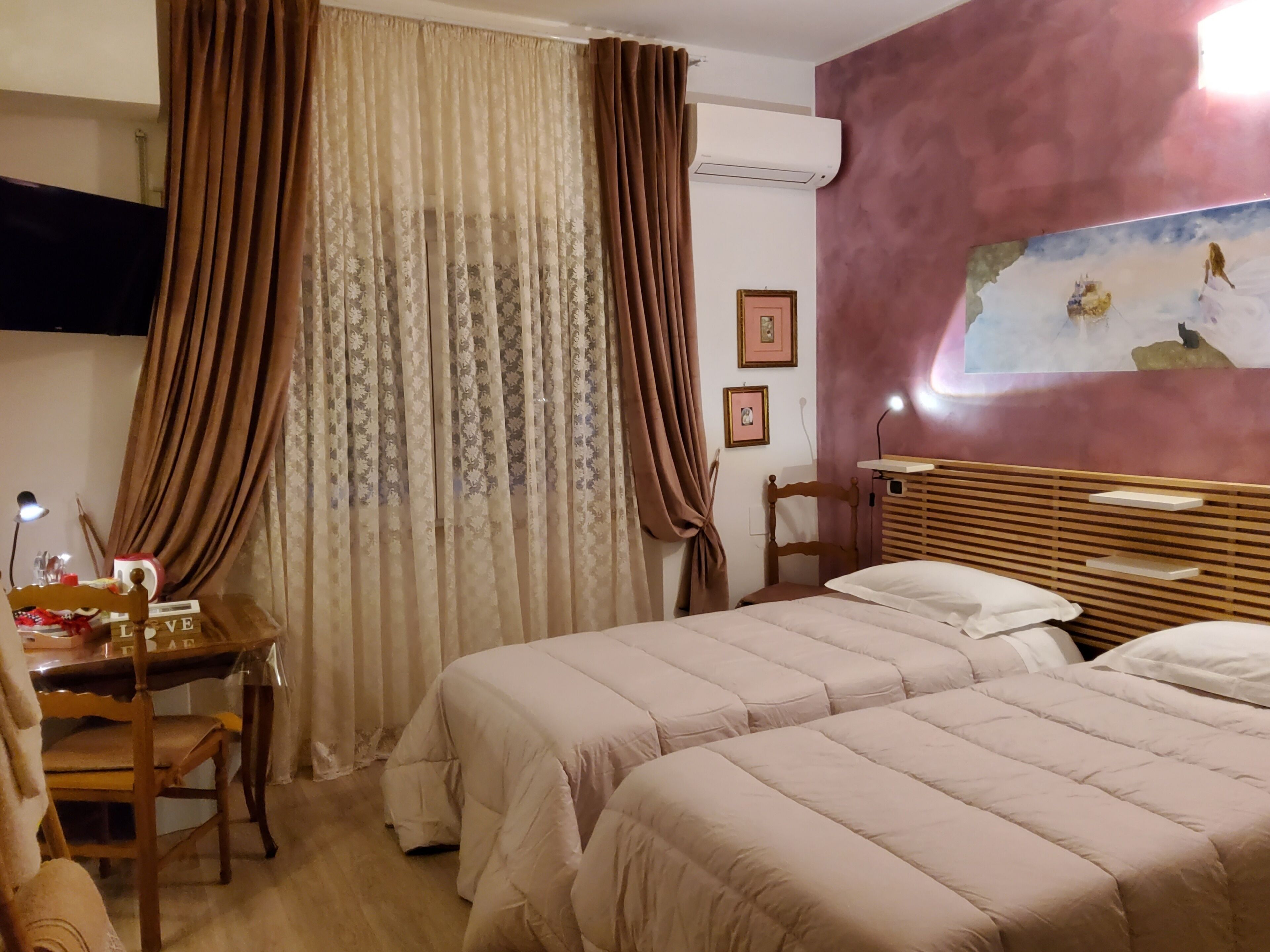 500 meters from the sea 50 meters from the railway station rooms with all comforts <br>Rosa