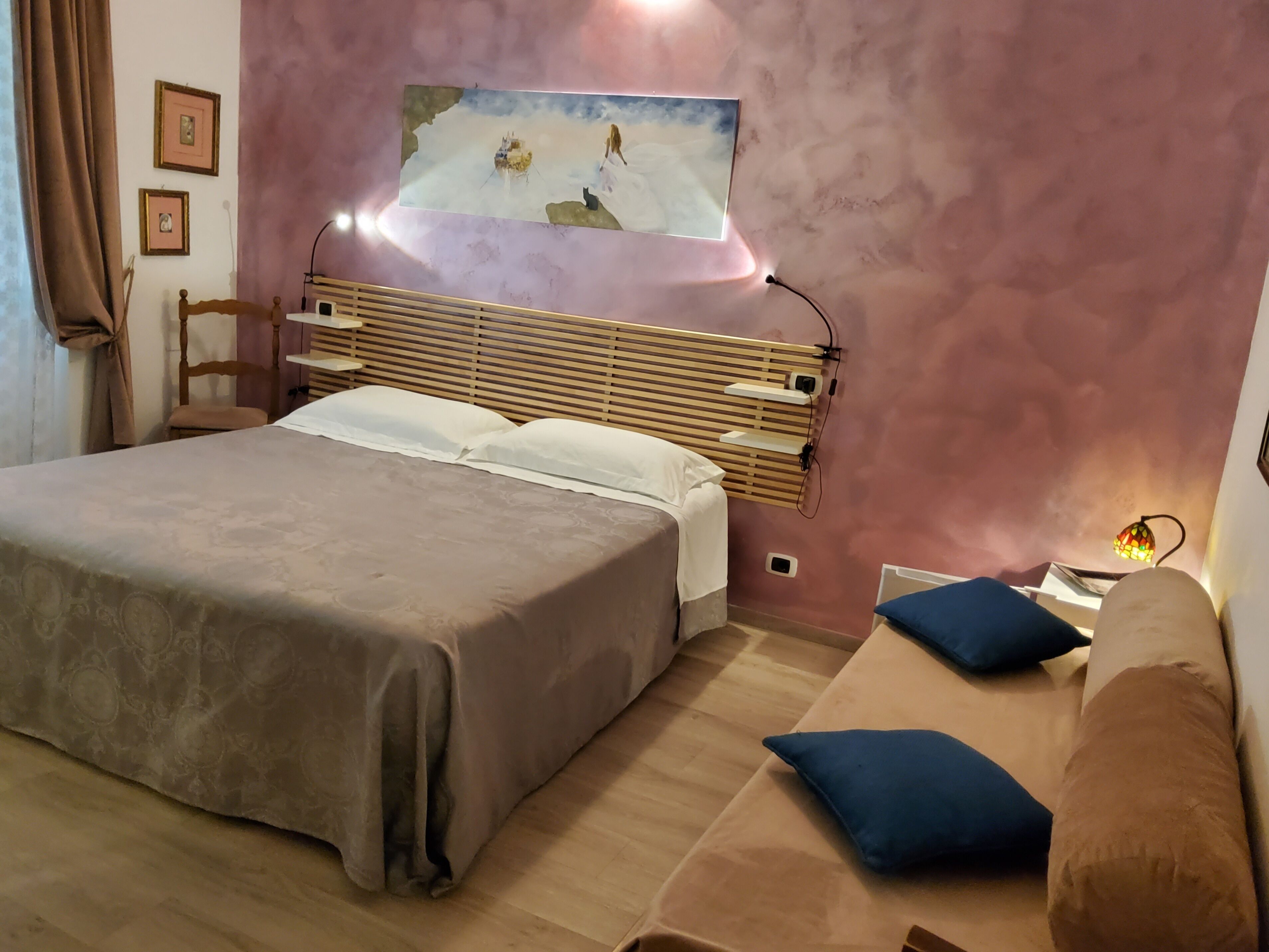 500 meters from the sea 50 meters from the railway station rooms with all comforts <br>Rosa