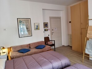 1 chambre, fer et planche à repasser, accès au Wi-Fi (inclus)