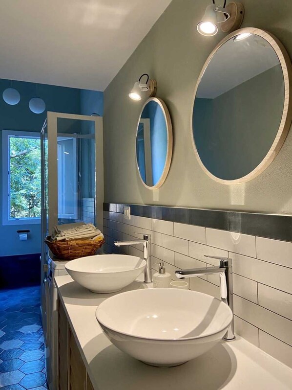 Bruser, hårtørrer, bidet, håndklæder