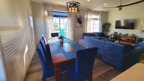 Large dining table seats 10 + bar seats 4 perfect for meals, stories and games. - PRIVATE beach access 5BR 4BA w 2 KING Suites +Arcade+Dog friendly in Surf City (Surf City)