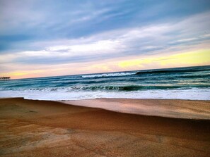 Na praia, espreguiçadeiras, toalhas de praia