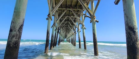 We are 1/2 a mile from pier and restaurants.10 min walk avoids parking& traffic