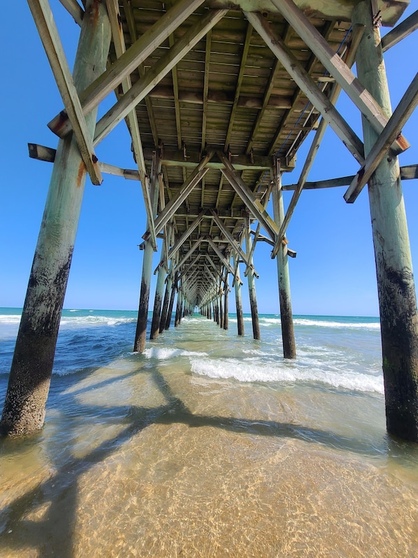 We are 1/2 a mile from pier and restaurants.10 min walk avoids parking& traffic - PRIVATE beach access 5BR 4BA w 2 KING Suites +Arcade+Dog friendly in Surf City (Surf City)